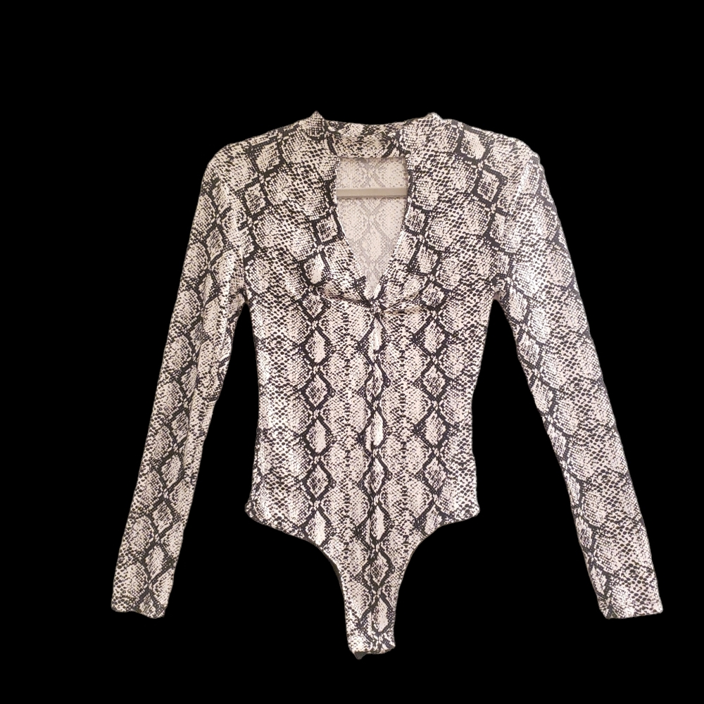 Rue21 snakeskin pattern open neck long sleeve bodysuit Size XS